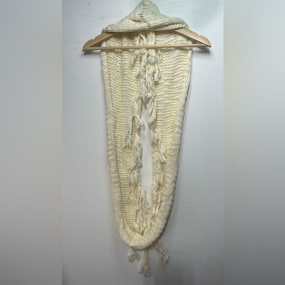 5 for $25🔥Marilyn Monroe Chunky Knit Cream Infinity Scarf - Picture 1 of 5